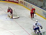 Michal Palk se zapracoval a po boku Vladimra Holka odolval atakm soupee |  autor: Roxburry