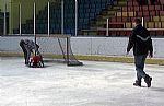 Glman Kopivnice se tce zved z ledu po tvrdm ataku hr Sarezy B |  autor: Martin Plach